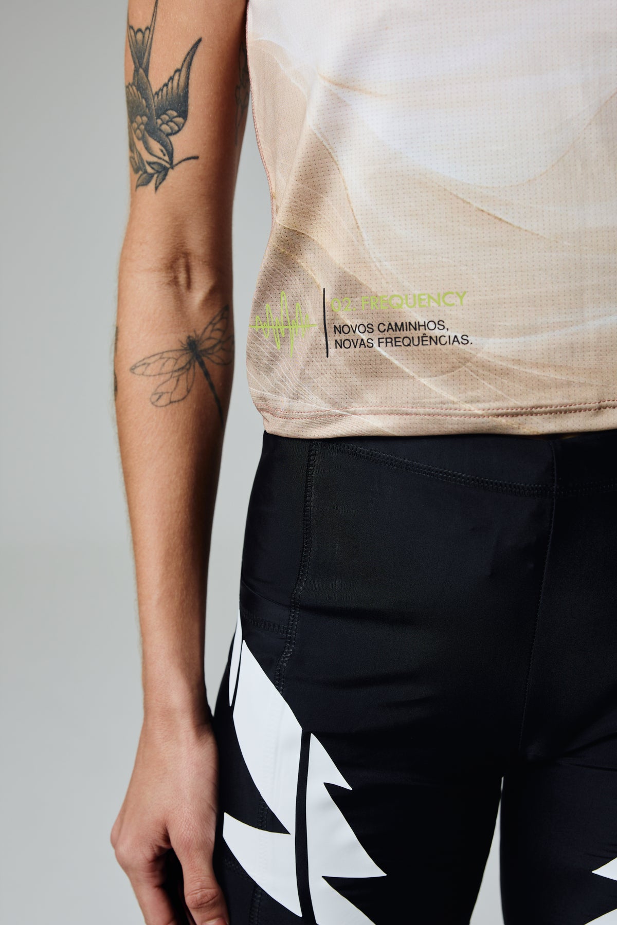 Regata MOVVA FREQUENCY Dune (Feminino) - detalhe da estampa