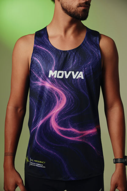 Modelo usando Regata MOVVA FREQUENCY Aurora - foto frontal