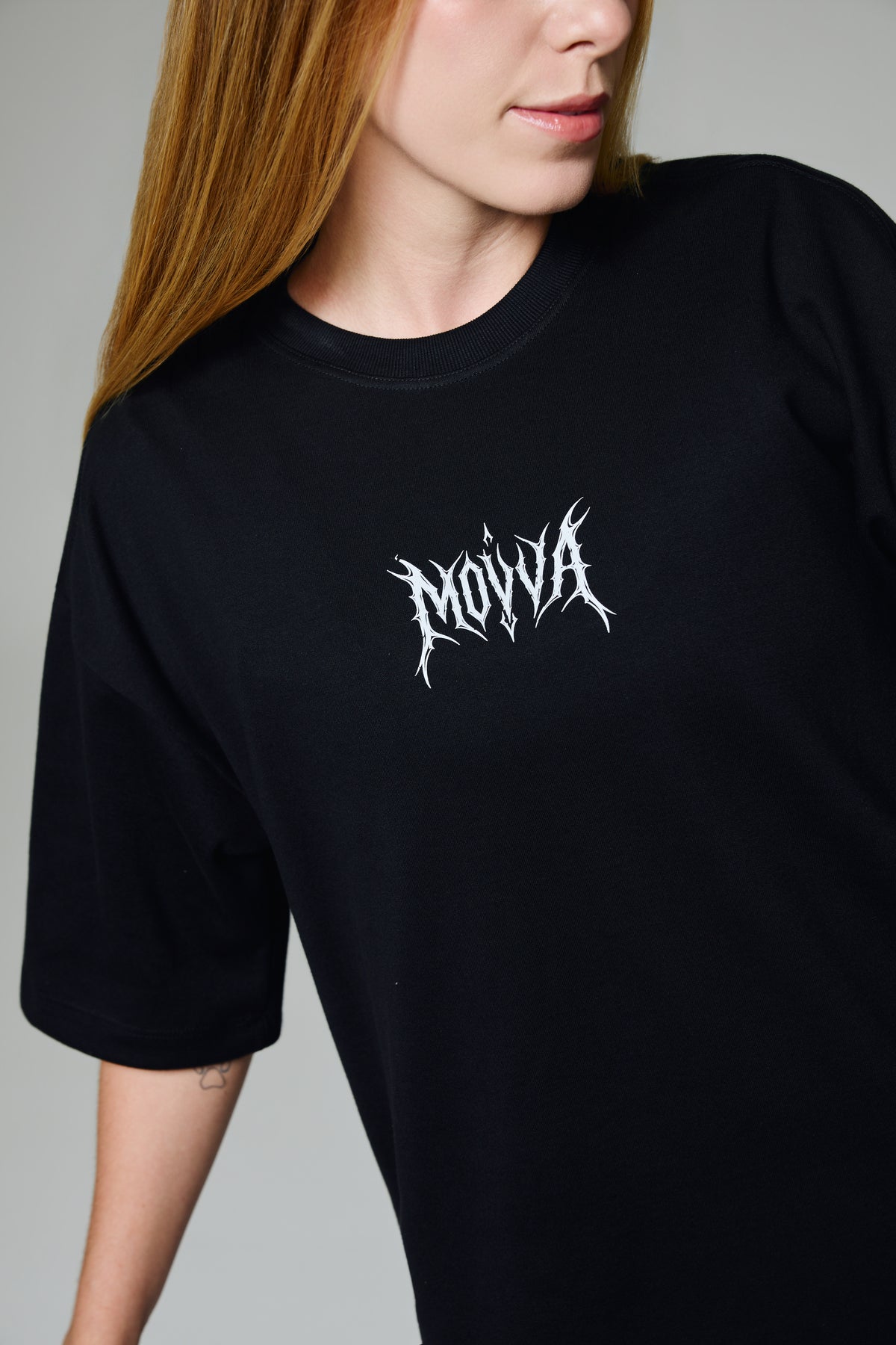 Camiseta Oversized Movva Black Metal - foto lifestyle closeup