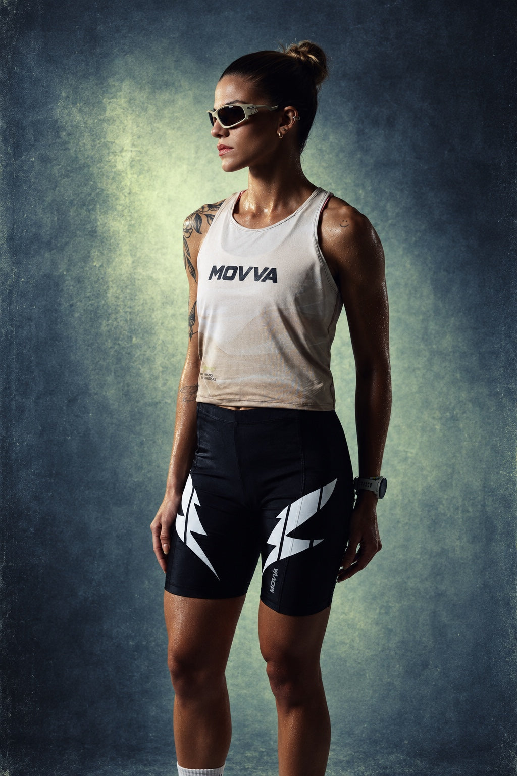 Atleta MOVVA feminina com regata e bermuda de compressão