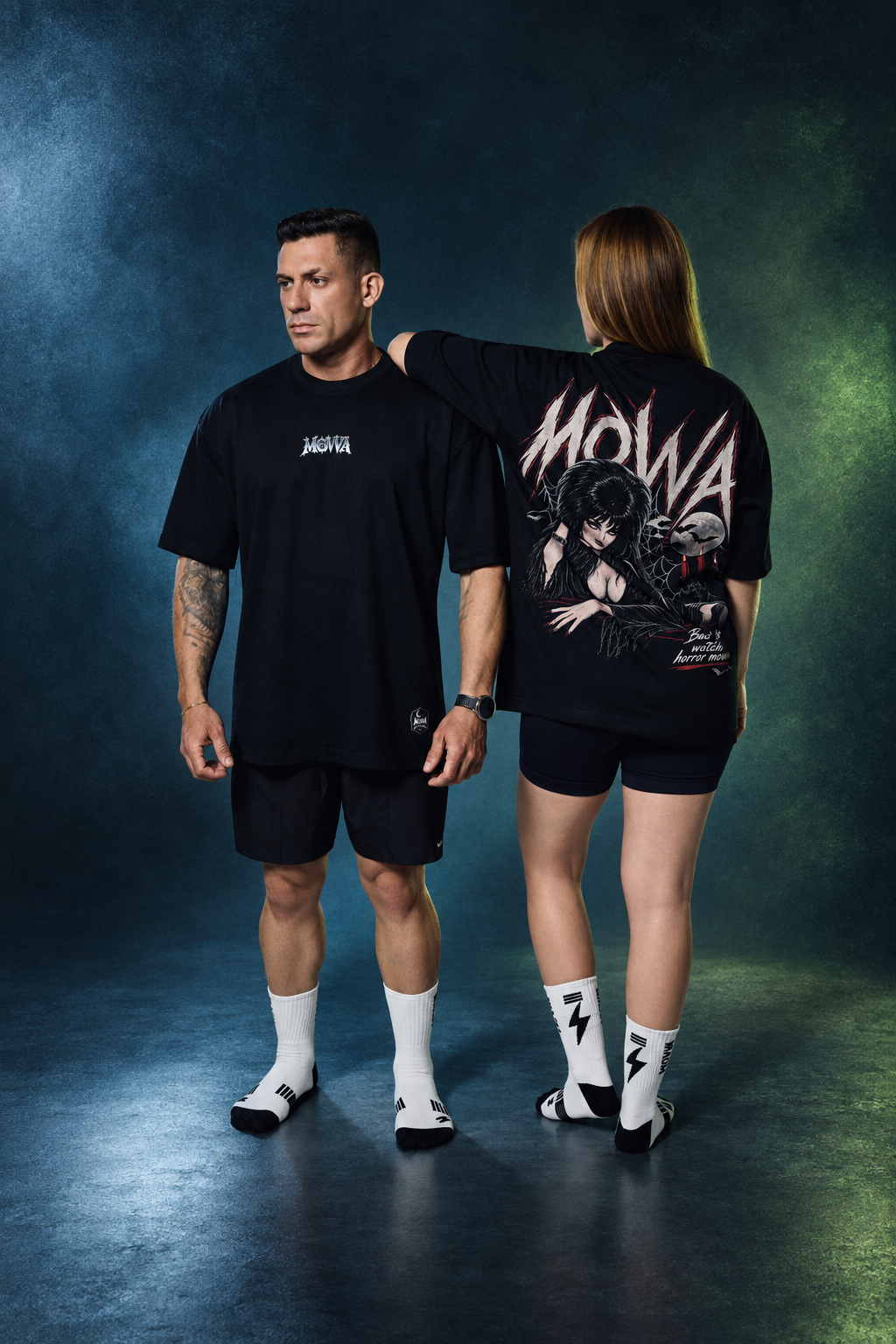Dois modelos usando camisetas oversized MOVVA, mostrando frente e costas