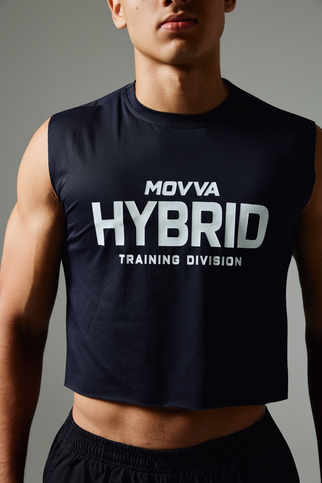 Detalhe frontal do Cropped Masculino MOVVA RAW Hybrid Training Division