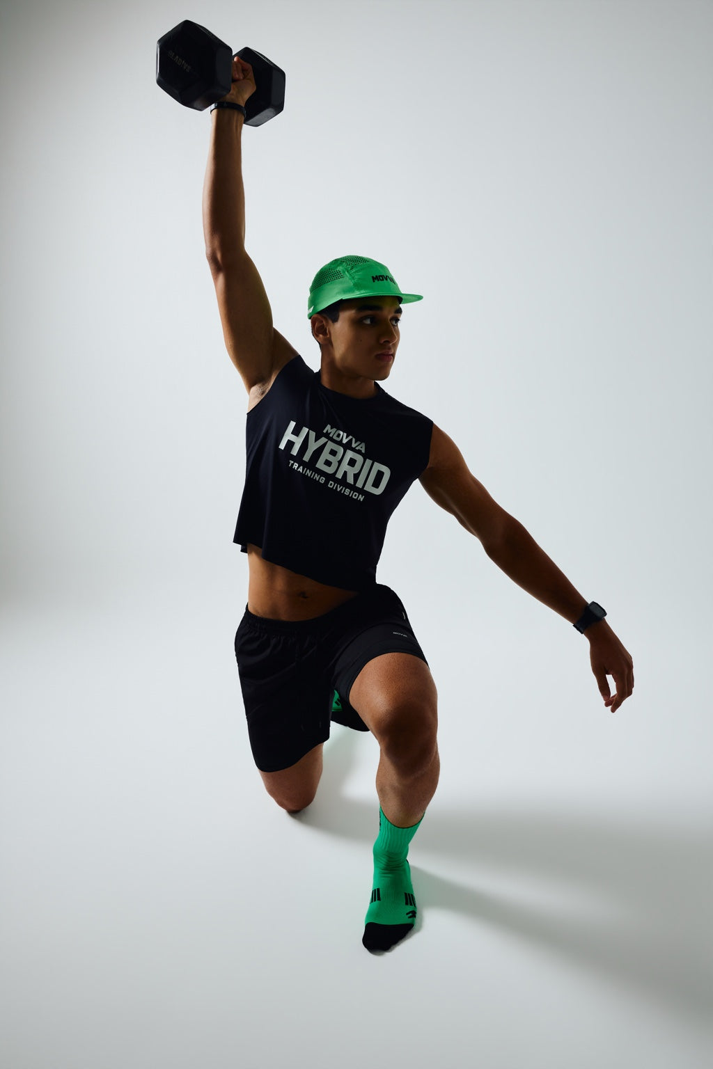 Cropped Masculino MOVVA RAW Hybrid Training Division em treino com halter