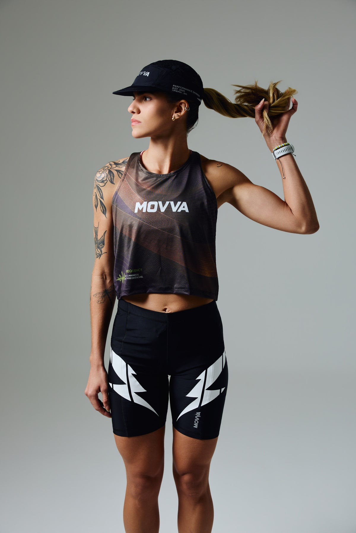 Modelo usando Regata MOVVA Frequency Eclipse feminina