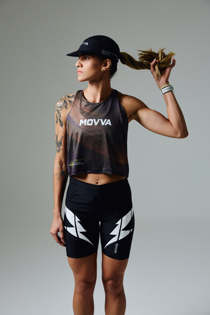 Modelo usando Regata MOVVA Frequency Eclipse feminina