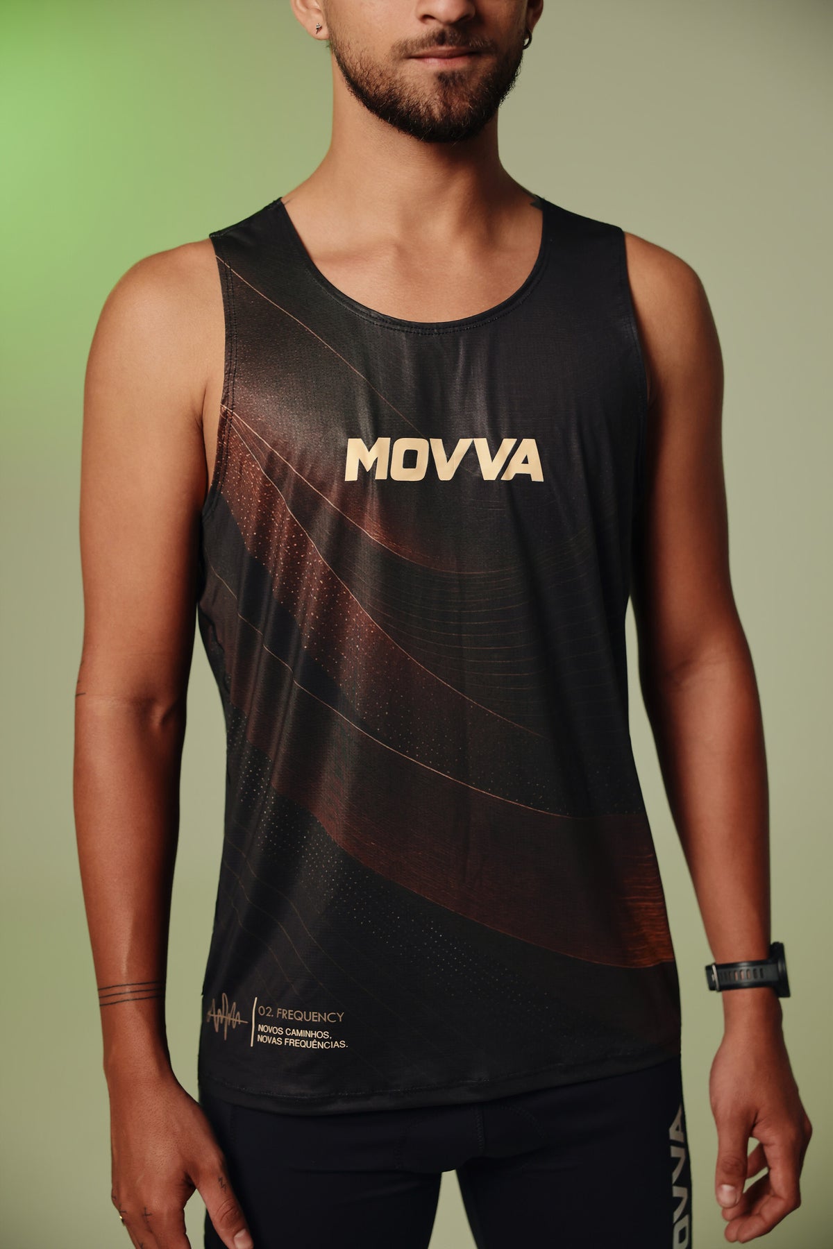 Modelo usando Regata MOVVA Frequency Eclipse masculina